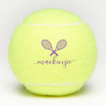 Lila Racquets mit Name Personalisiert  Tennisbälle<br><div class="desc">Lila und gelber personalisierter Tennisball mit individuelle Name oder Text in einem hübschen femininen und mädchenhaften,  modernen Script-Schriftart und zwei gekreuzten Tennisschläger Monogramm-Design gedruckt. Jeder weibliche Tennisspieler würde das elegante Aussehen dieser modernen mit Monogramm Übungsbälle als Geschenk schätzen.</div>