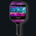 Lila rosa blaue Glitzer Stars Pinselstriche, Name Pickleball Schläger<br><div class="desc">Personalisieren Sie Ihren Namen in White Script auf Trendy Lila,  Gold,  Pink und Blue Glitzer und Stars Pinselstriche auf einem schwarzen Hintergrund.</div>