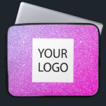 Lila-Rosa-Glitzer - Werbung für benutzerdefinierte Laptopschutzhülle<br><div class="desc">Lila und rosa Ombre Moderne und Berufliche Imitate Glitzer und sparkle elegante Logo Werbeaktion Corporate Laptop Bag oder schlankes Werbegeschenk für eine Schönheitsindustrie Geschenk. Dieser Fall kann auf Ihr Firmenlogo oder Ihr Firmenlogo angepasst werden.</div>