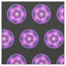 Lila rosa Mandala-Design auf schwarzem Hintergrund