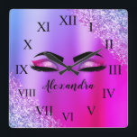 Lila rosa Monogramm Glitzer Eyelashes Modernität Quadratische Wanduhr<br><div class="desc">Lila und rosafarbene Imitate Foil Metallic Sparkle Glitzer Pinsel Metal Monogram Name and Initial Eyelashes (Lashes),  Eyelash Extensions und Eyes niedliche Wanduhr. Das Design macht den perfekten 16 Geburtstag,  Hochzeit,  Brautparty,  Jubiläum,  Babydusche oder Junggeselinnen-Abschied Geschenk für jemanden,  der einen trendigen coolen Stil sucht.</div>