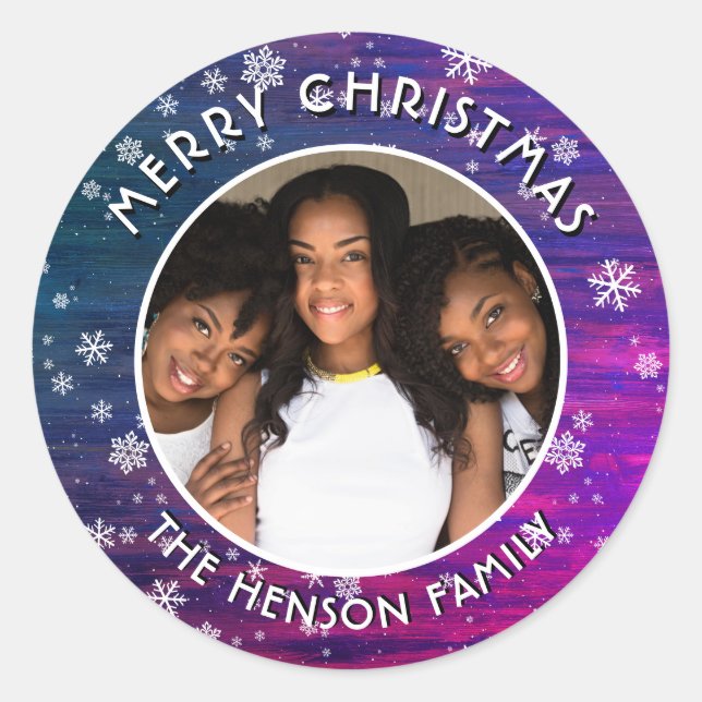 Lila Rosa Rustikales Holz Schneeflocken Weihnachts Runder Aufkleber (Vorderseite)