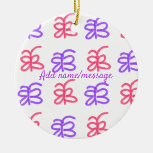 Lila rosa Schmetterling Doodle-Muster mit Namenszu Keramik Ornament