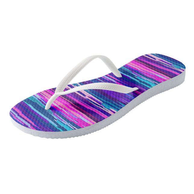 Lila, rosa und blaue Abstrakte Streifen Flip Flops (Schrägansicht)