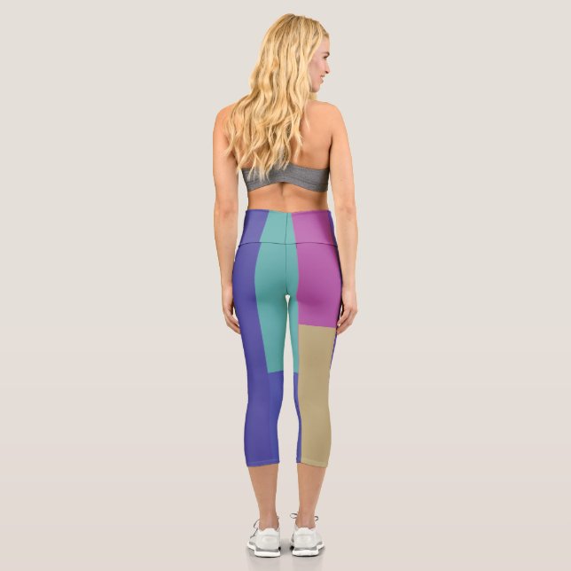 Lila, rosa und grau Abstrakte Streifen Capri Leggings (Rückseite)