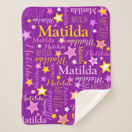 Lila, rosafarbene Mädchen geben Sternenmuster Sherpadecke