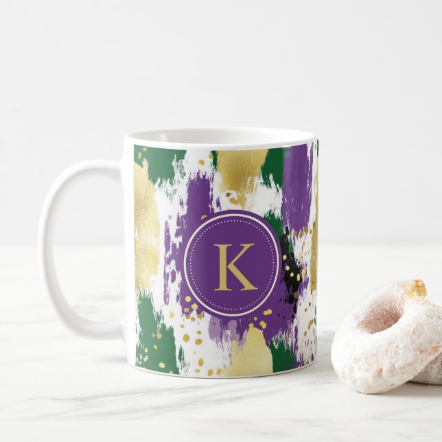 Lila rote Pinselstriche Muster Monogram Kaffeetasse (Mit Donut)