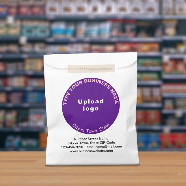 Lila Round-Business-Marke auf Papierverpackung Geschenktütchen (Paper bag with purple round business branding displayed in a store)