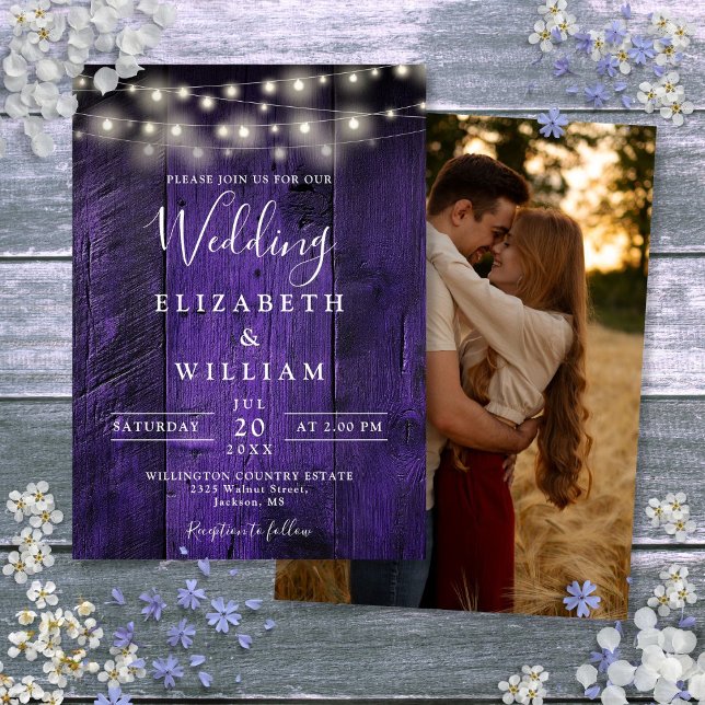 Lila Rustikale Stallenholz Einladung (Purple Rustic Barn Wood String Lights Wedding Invitation)