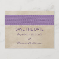 Lila rustikaler Damast Save the Date Postkarte