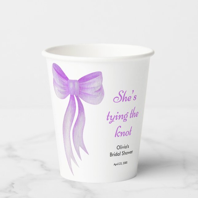 Lila Schleife - Sie bindet den Knoten - Brautdusch Pappbecher (Vorderseite)