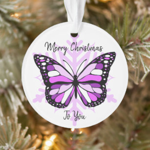 Lila Schmetterling auf einem Schneeflocken Ornament