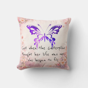 Lila Schmetterling Inspirierender Spruch Kissen