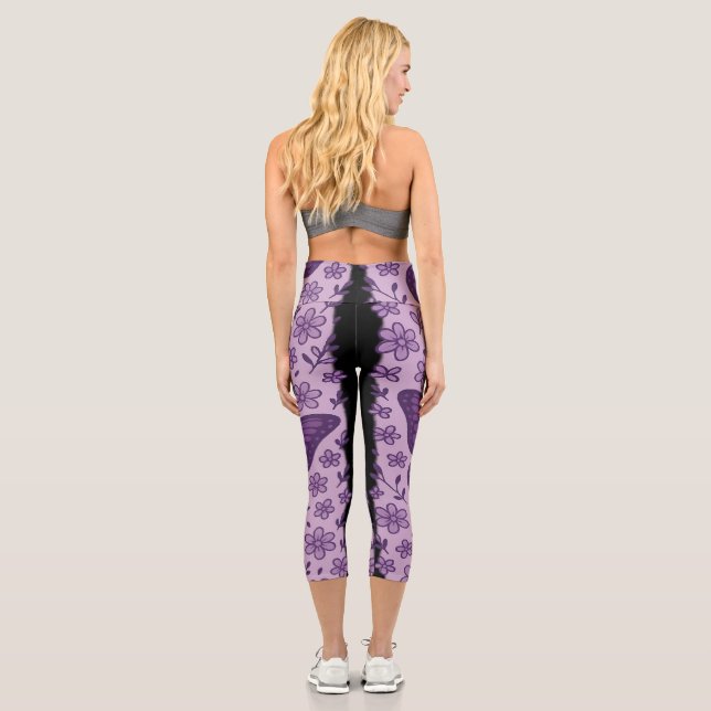 Lila Schmetterling mit Blumenmuster Capri Leggings (Rückseite)