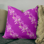 Lila Schmuckorchester Blume Aquarellkunst Kissen<br><div class="desc">Handgemalte botanische Aquarellfarbe Phaiocalandie lila orchiden Blume wiederholen Muster Kissen Kissen. Weitere passende Gegenstände und Hochzeitsartikel sind in diesem Juwel Orchideenkunst Design erhältlich. © Original Aquarellmalerei und Design von Sarah Trett für www.mylittleeden.com auf Zazzle.</div>
