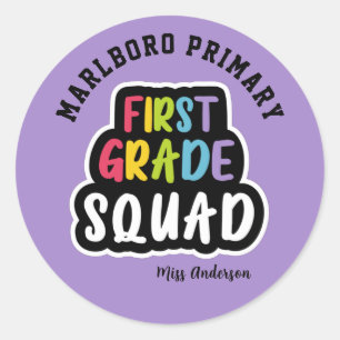 Lila School Name First Grade Lehrer Squad Runder Aufkleber