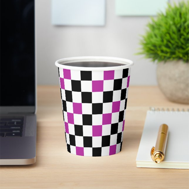 Lila Schwarz Weiß kariertes Musterdesign  Pappbecher (InSitu)