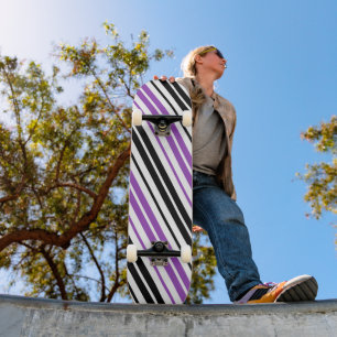 Lila Schwarz Weiß Streifen Muster Design Skateboard