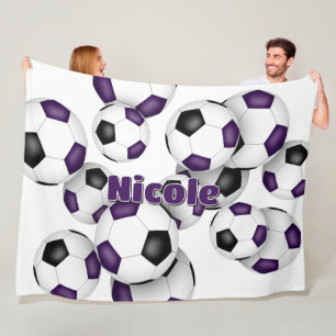 lila schwarze Fußbälle sportliche Dekoration Fleecedecke