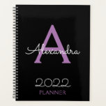 lila Schwarzes Monogramm-Elegant 2022 Planer<br><div class="desc">2022 Lila und schwarzer Monogram Name und Initial Spiral Notebook Planner. Das macht den perfekten 16 Geburtstag,  Hochzeit,  Brautparty,  Jubiläum,  Babydusche oder Junggeselinnen-Abschied Geschenk für jemanden,  der Lieben glamourösen Luxus und schicke Stile.</div>