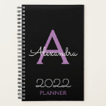 lila Schwarzes Monogramm-Elegant 2022 Planer<br><div class="desc">2022 Lila und schwarzer Monogram Name und Initial Spiral Notebook Planner. Das macht den perfekten 16 Geburtstag,  Hochzeit,  Brautparty,  Jubiläum,  Babydusche oder Junggeselinnen-Abschied Geschenk für jemanden,  der Lieben glamourösen Luxus und schicke Stile.</div>