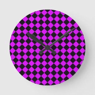 Lila Schwarzes Schachbrett Diamantmuster Runde Wanduhr