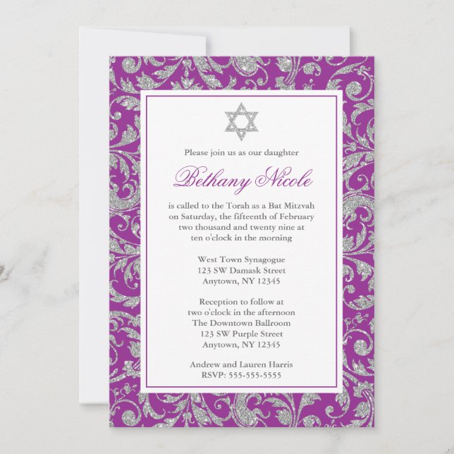 Lila Silberner Glitzer Swirl Damask Bat Mitzvah Einladung (Vorderseite)