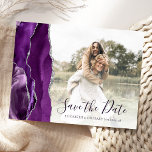 Lila Silver Agate Custom Foto Save the Date Postkarte<br><div class="desc">Diese elegante, waagerechte Save the Date Postkarte weist einen lila Aquarellrahmen auf, der mit Imitaten silbernen Glitzer bestickt ist. Ersetzen Sie das Beispielbild einfach durch Ihr eigenes Foto der zukünftigen Braut und des Bräutigams. Der anpassbare Text kombiniert lila Schrift und Schriftart mit Copperplate; ein Farbenfilter hilft den Text Pop zu...</div>