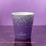 Lila Silver Glitzer Girly Glam Monogram Milchtasse<br><div class="desc">Lila und Silber Sparkle Glitzer Script Monogram Name Latte Coffee Cup Tasse. Das macht den perfekten 16 Geburtstag,  Hochzeit,  Brautparty,  Jubiläum,  Babydusche oder Junggeselinnen-Abschied Geschenk für jemanden,  der Lieben glamourösen Luxus und schicke Stile.</div>