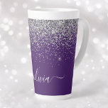 Lila Silver Glitzer Girly Glam Monogram Milchtasse<br><div class="desc">Lila und silberne Imitate Foil Metallic Sparkle Glitzer Script Monogram Name Latte Coffee Cup Tasse. Das macht den perfekten 16 Geburtstag,  Hochzeit,  Brautparty,  Jubiläum,  Babydusche oder Junggeselinnen-Abschied Geschenk für jemanden,  der Lieben glamourösen Luxus und schicke Stile.</div>