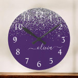 Lila Silver Glitzer Girly Glam Monogram  Runde Wanduhr<br><div class="desc">Lila und Silver Sparkle Glitzer Pinsel Script Monogram Name Clock. Das macht den perfekten 16 Geburtstag,  Hochzeit,  Brautparty,  Jubiläum,  Babydusche oder Junggeselinnen-Abschied Geschenk für jemanden,  der Lieben glamourösen Luxus und schicke Stile.</div>