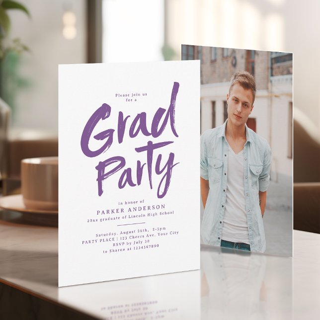 Lila Simple Modern Brush Script Grad Party Einladung (Purple Simple Modern Brush Script Grad Party Invitation)