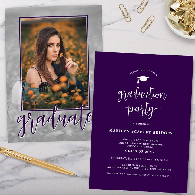 Lila Single Foto Script Abschluss Einladung (purple graduation party invitation with modern simple script writing and single grad picture on back)