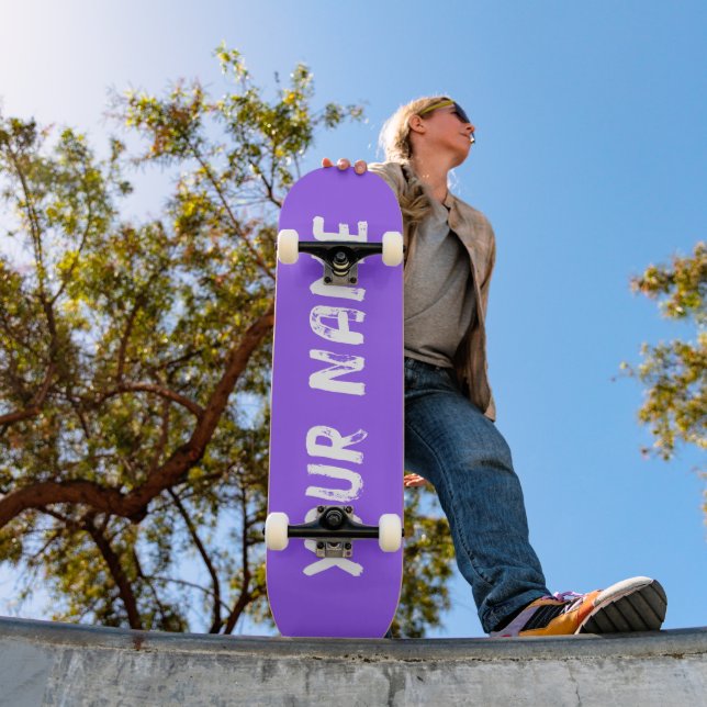 Lila Skateboard (Außenbereich 1)
