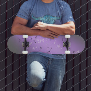 Lila Skateboard für Musikereignisse