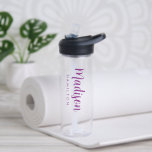 Lila Skriptname Trinkflasche<br><div class="desc">Maßgeschneiderte Klarwasserflasche mit Ihrem Vornamen in einem fett lila Schriftsatz,  in dem Ihr Nachname in moderner Schrift dargestellt wird. Die einfache,  personalisierte Wasserflasche kann auch zur Anzeige Ihres Unternehmens- oder Firmennamens verwendet werden.</div>