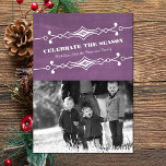 Lila Slanted Chalkboard Holiday Foto Flat Card Einladung<br><div class="desc">Elegante und stilvolle Slanted Chalkboard Holiday Foto Flat Card im lila mit einem Deko-Rahmen und einem angesagten Chalkboard-Look. Diese schicke und trendige Fotokarte lässt sich leicht mit einem charmanten Foto der Familie und individuellen Weihnachtsgrüßen anpassen. Klicken Sie auf "Anpassen", um weitere Personalisierungsoptionen zu erhalten. Fotografie © Storytree Studios, Stanford, CA...</div>
