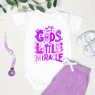 Lila spielerisch "Das kleine Wunder Gottes" Baby Strampler