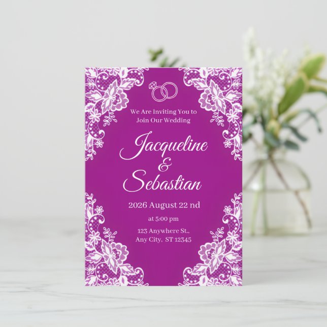 Lila Spitzenhochzeit Einladung (Stehend Vorderseite)