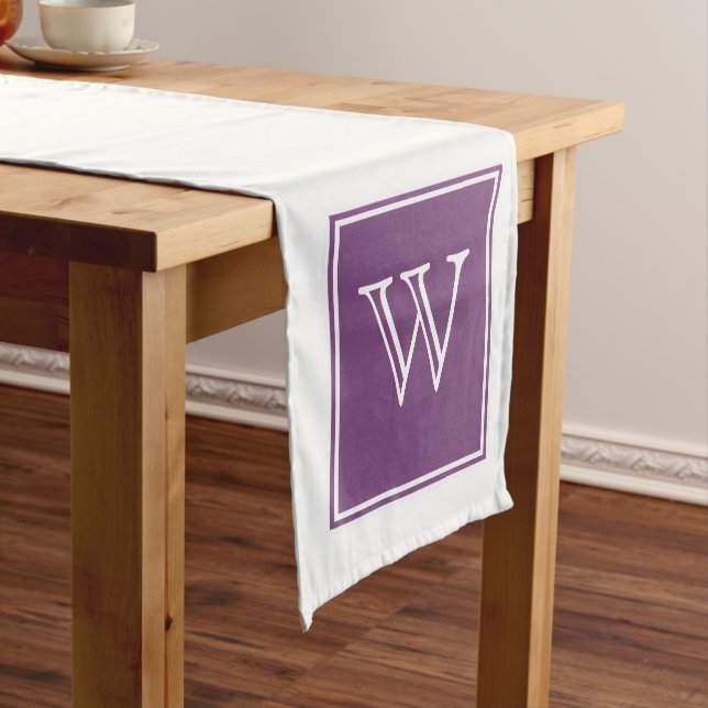 Lila Square Monogram Table Runner Kurzer Tischläufer (Beispiel)