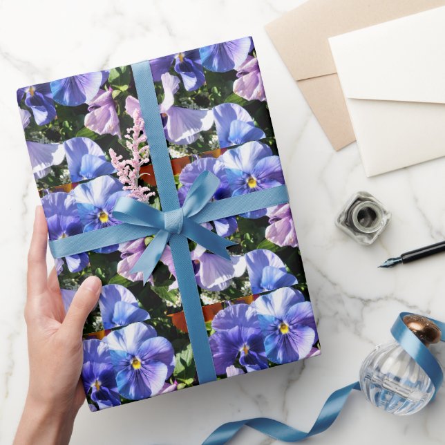 Lila Stiefmütterchen-Blumenhandwerk oder Geschenkpapier (Schenken)