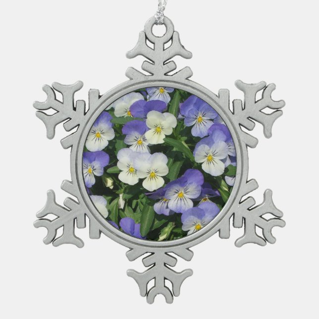 Lila Stiefmütterchen Garten Blumen Schneeflocken Zinn-Ornament (Vorderseite)