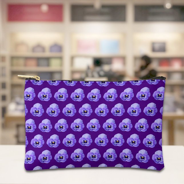 Lila Stiefmütterchen Nahtlos-Muster-Tasche Zubehörtasche (Pouch with seamless pattern of a purple pansy)