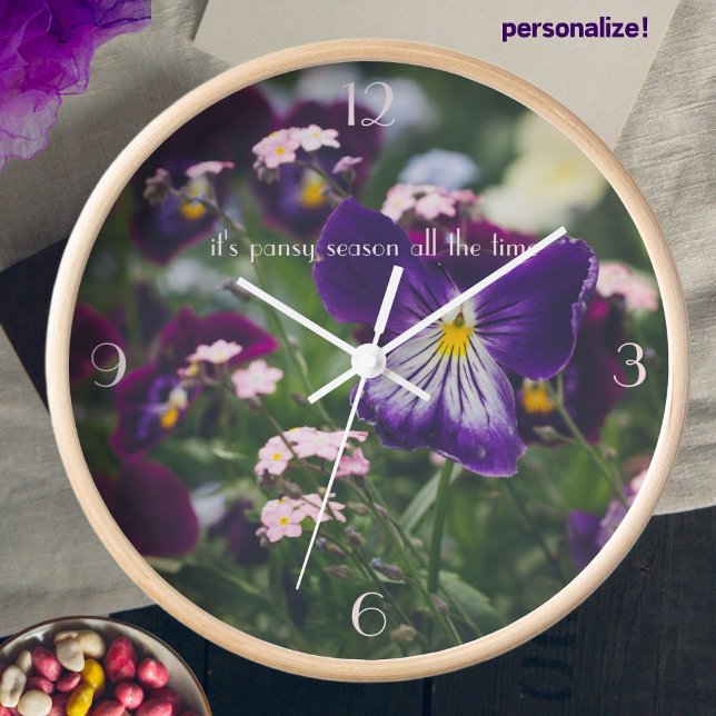 Lila Stiefmütterchen und rosa Vergessenmernots Uhr (Von Creator hochgeladen)
