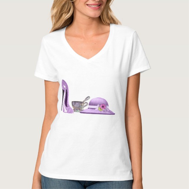 Lila Stilett-Schuh, Hut und Teacup-Kunst T-Shirt (Vorderseite)