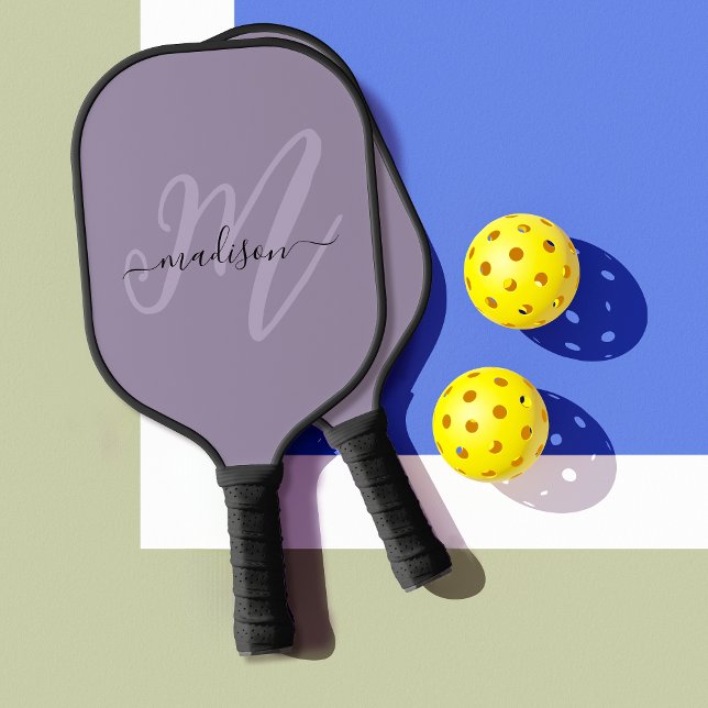 Lila stylisches Skriptmonogramm und Name Pickleball Schläger (Personalize with your monogram initial and name.)