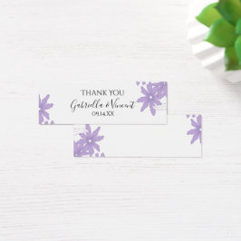 Lila Tageszeitungen auf dem Tag der weißen Gastges