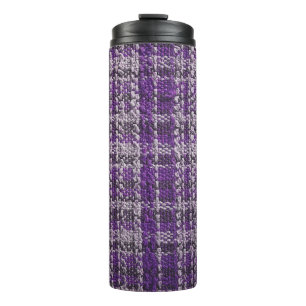 Lila Tartan-Gewebe: texturierter Hintergrund. Thermosbecher