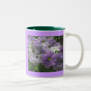 Lila Tasse der weißen Blume