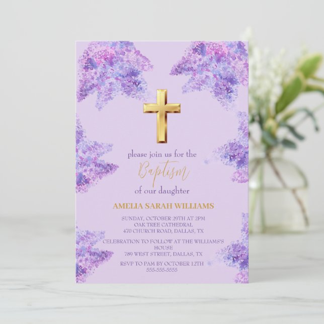 Lila Taufe des Lilac Floral Gold Cross Girl Einladung (Stehend Vorderseite)